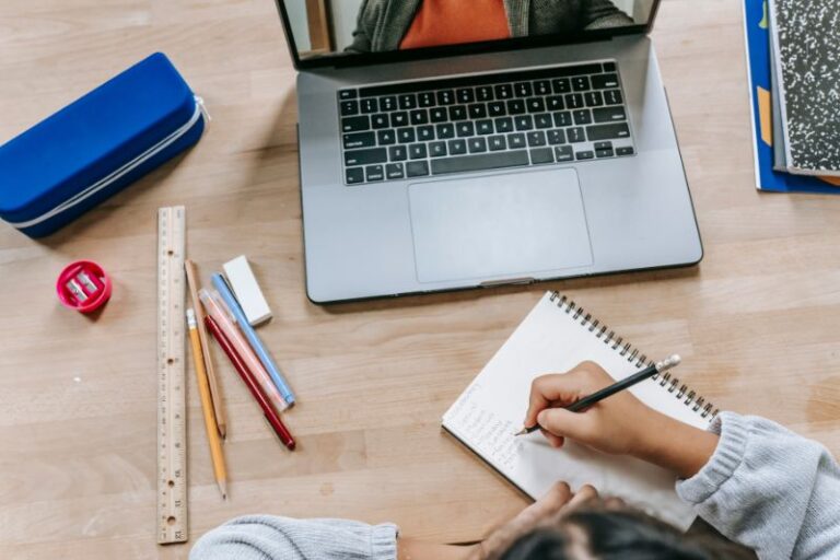 Clases virtuales con NIÑOS PEQUEÑOS: 6 consejos infalibles para motivarlos